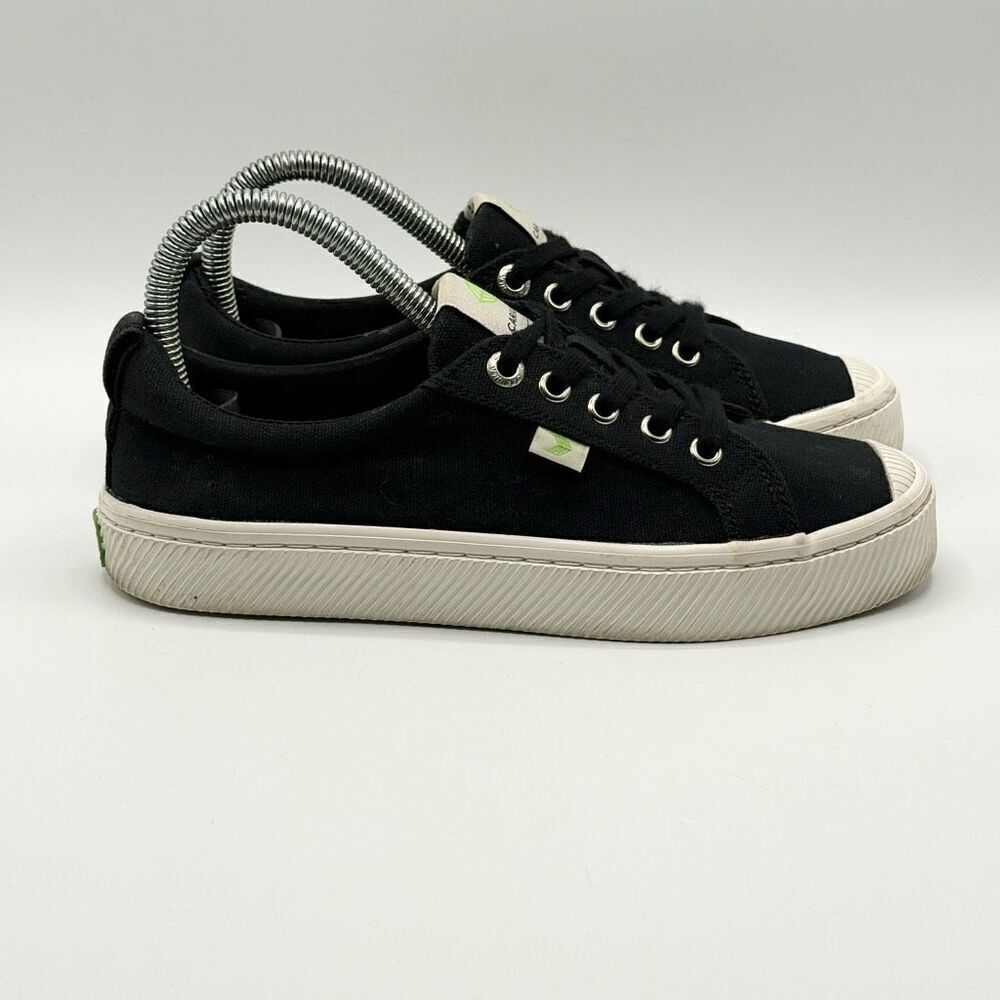 Cariuma Oca Low Canvas Lace Up Sneakers in Black - Women’s US 7